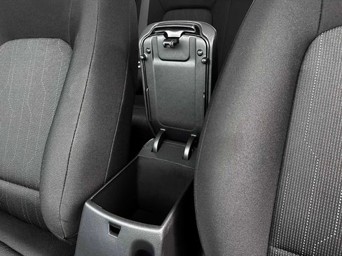 New 2025 Hyundai Venue SE image 18