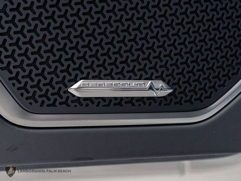 Used 2025 Lamborghini Urus SE AWD/4WD image 17