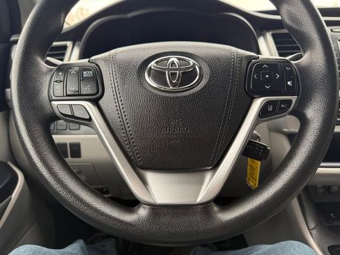 Used 2018 Toyota Highlander LE image 12