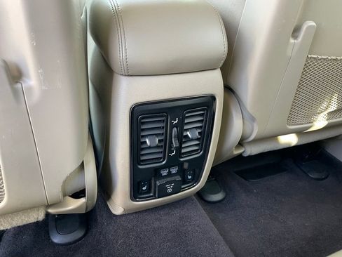 Used 2018 Jeep Grand Cherokee Limited image 10