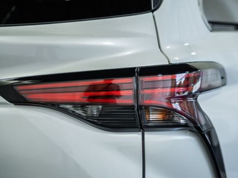 Used 2026 Toyota Sienna Limited AWD/4WD image 6