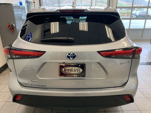 Used 2023 Toyota Highlander XLE AWD/4WD image 13
