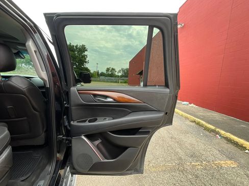 Used 2017 Cadillac Escalade Luxury AWD/4WD image 30