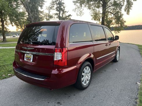 Used 2013 Chrysler Town & Country Touring FWD image 8