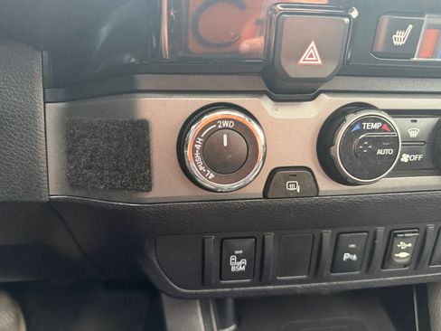 Used 2016 Toyota Tacoma TRD Off-Road w/ Premium & Technology Package AWD/4WD image 32