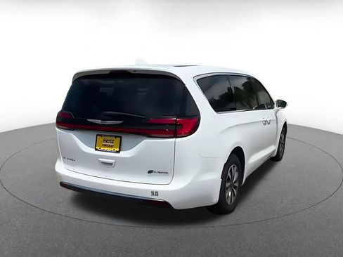 Used 2022 Chrysler Pacifica Touring-L FWD image 15