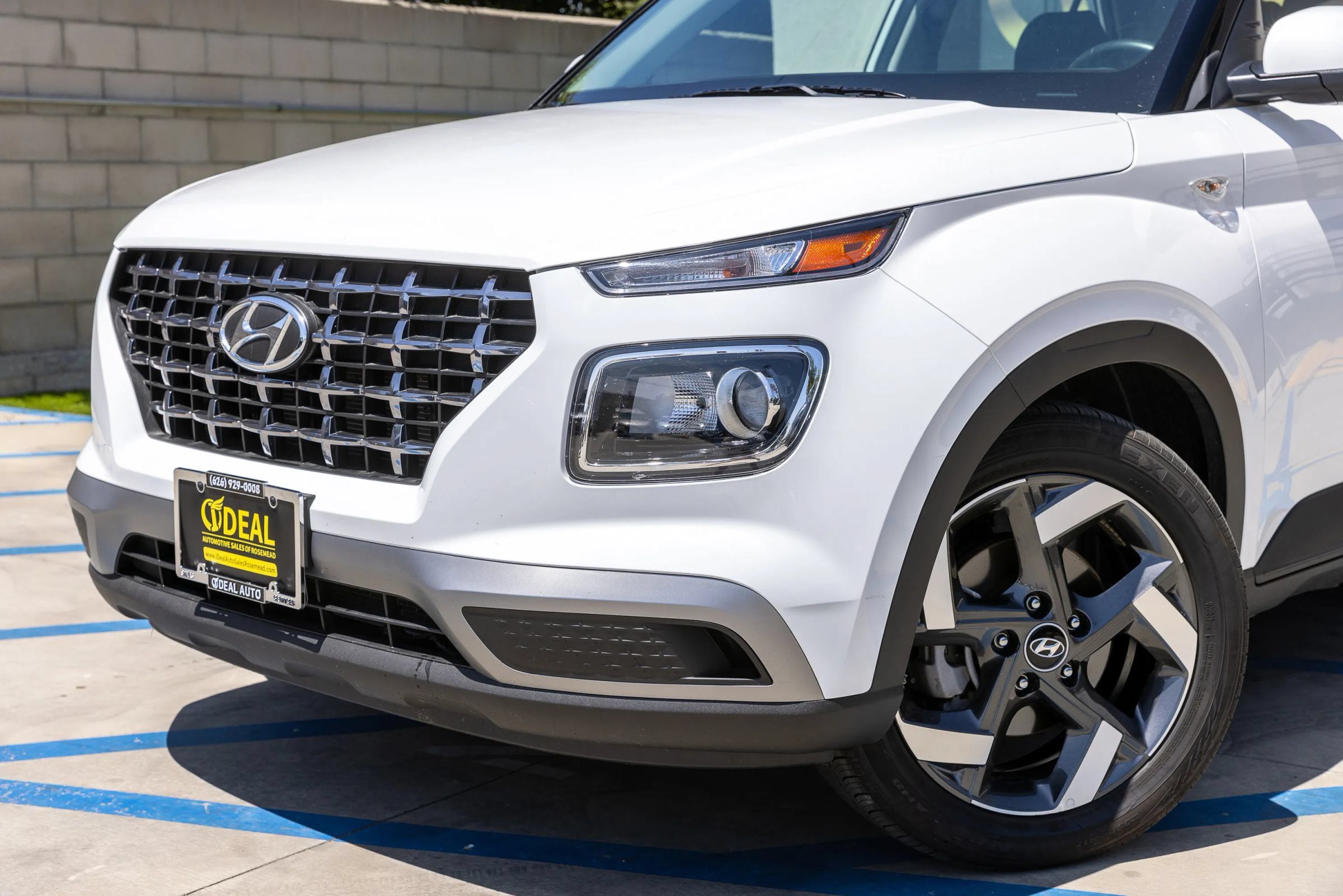 Used 2025 Hyundai Venue SEL FWD image 7