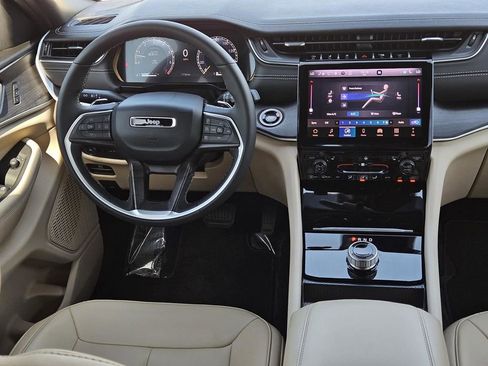 Used 2025 Jeep Grand Cherokee Limited RWD image 23