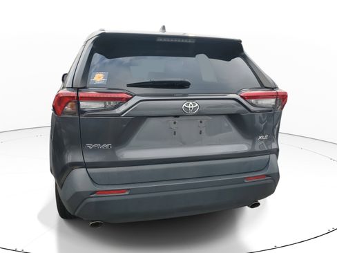 Used 2020 Toyota RAV4 XLE Premium image 9