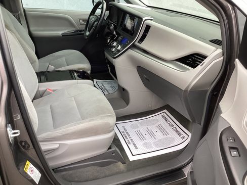 Used 2015 Toyota Sienna L image 11