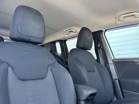 Used 2017 Jeep Renegade Latitude AWD/4WD image 17