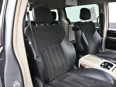 Used 2014 Chrysler Town & Country Touring-L FWD image 33