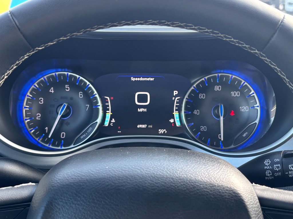 Used 2025 Chrysler Pacifica Limited FWD image 31