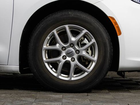 Used 2023 Chrysler Pacifica Touring-L image 37