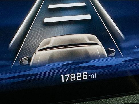 Used 2025 Chevrolet Traverse LT image 19