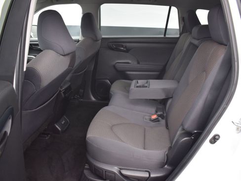 Used 2023 Toyota Highlander LE AWD/4WD image 15