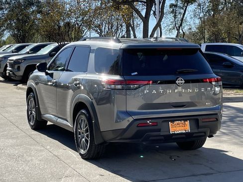 Used 2024 Nissan Pathfinder SV image 4