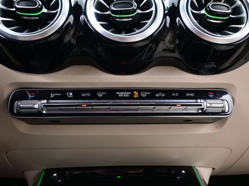Used 2022 Mercedes-Benz GLB 250 4MATIC image 21