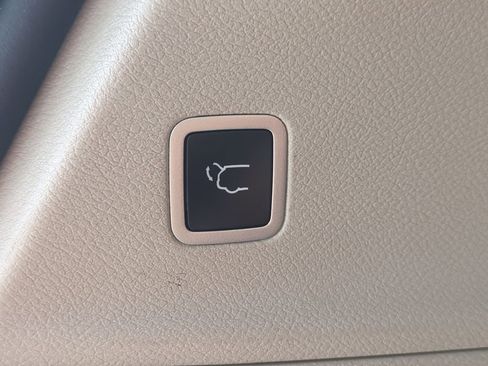 Used 2023 Chrysler Pacifica Touring-L image 15