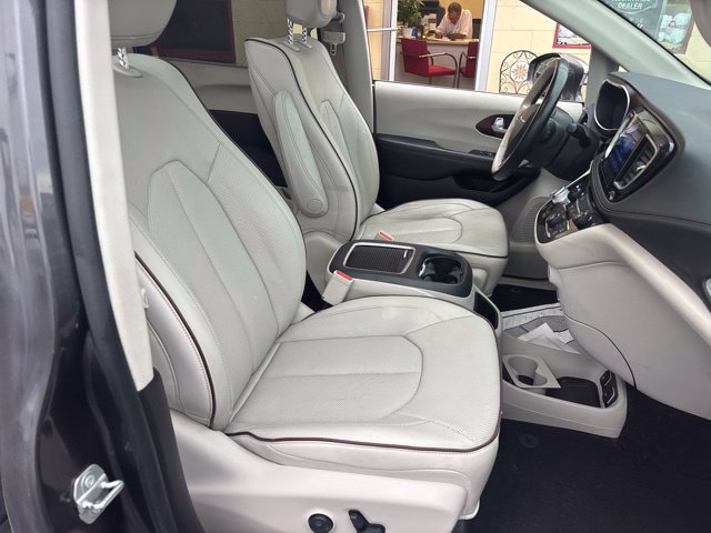 Used 2017 Chrysler Pacifica Limited w/ UConnect Theater Package FWD image 23