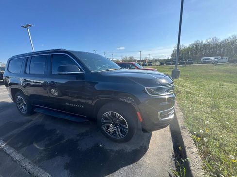 Used 2023 Jeep Wagoneer 4WD w/ Premium Group I image 3