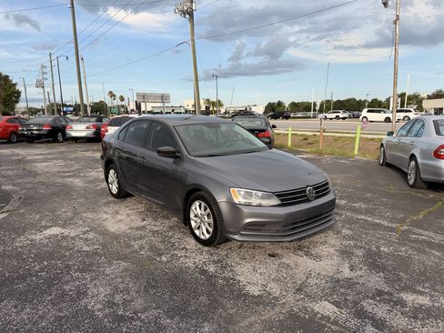 Used 2015 Volkswagen Jetta SE FWD image 2