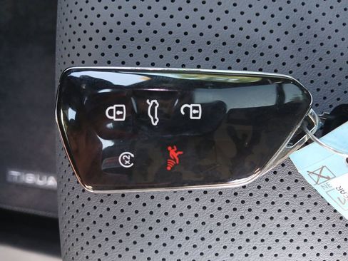 New 2025 Volkswagen Tiguan SE R-Line image 28