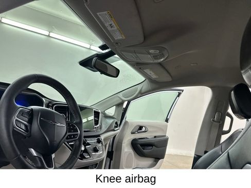 Used 2024 Chrysler Pacifica Touring-L FWD image 31