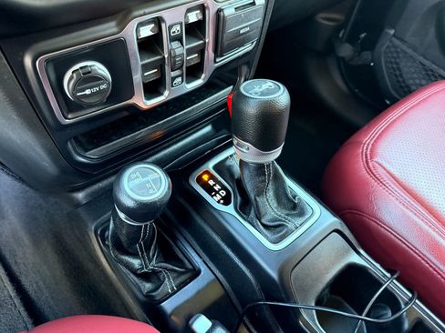 Used 2019 Jeep Wrangler Unlimited Sahara image 19