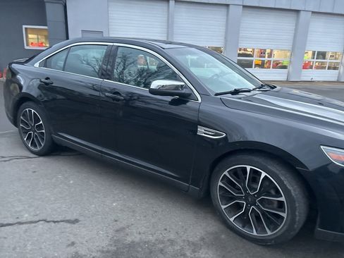 Used 2018 Ford Taurus Limited image 6