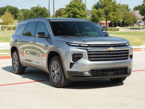 Used 2024 Chevrolet Traverse LT FWD image 7