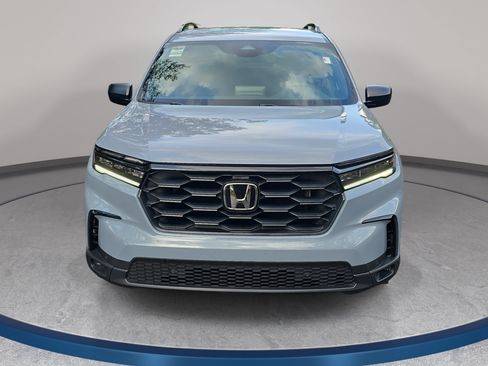 Used 2025 Honda Pilot Sport image 2