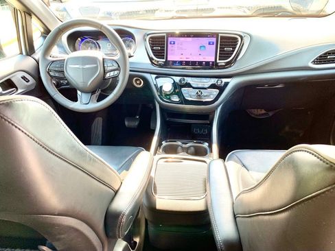Used 2025 Chrysler Pacifica Limited FWD image 28