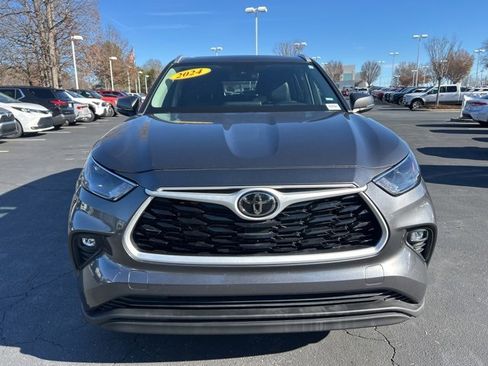 Used 2024 Toyota Highlander XLE image 2
