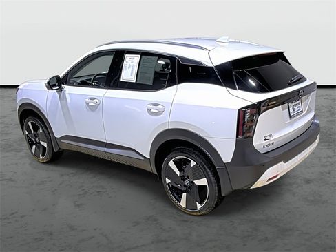 Used 2025 Nissan Kicks SR image 2