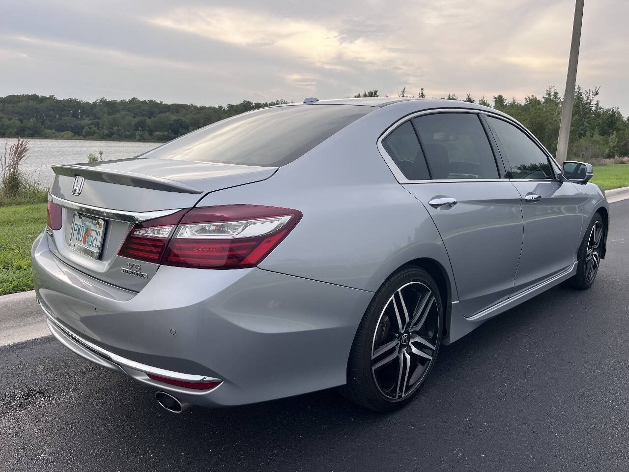Used 2017 Honda Accord Touring image 11