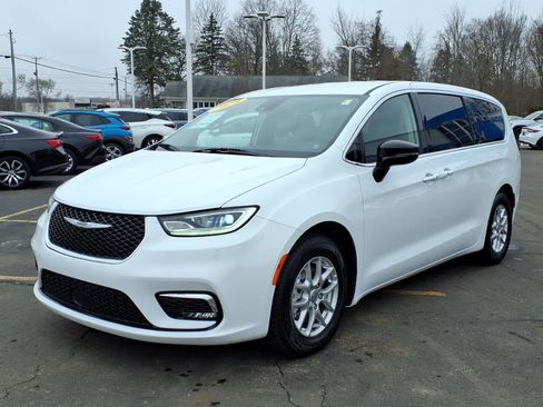 Used 2024 Chrysler Pacifica Touring-L image 3