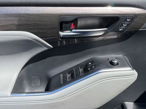 Used 2023 Toyota Highlander Limited image 11