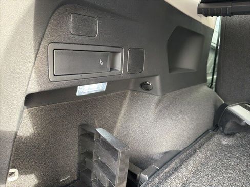 Used 2024 Volkswagen Tiguan SE image 51