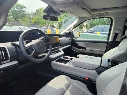 Used 2025 Ford Expedition Active AWD/4WD image 15