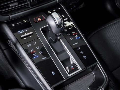 Certified 2025 Porsche Macan AWD/4WD image 21