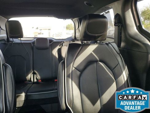 Used 2023 Chrysler Pacifica Limited w/ S Appearance Package image 15