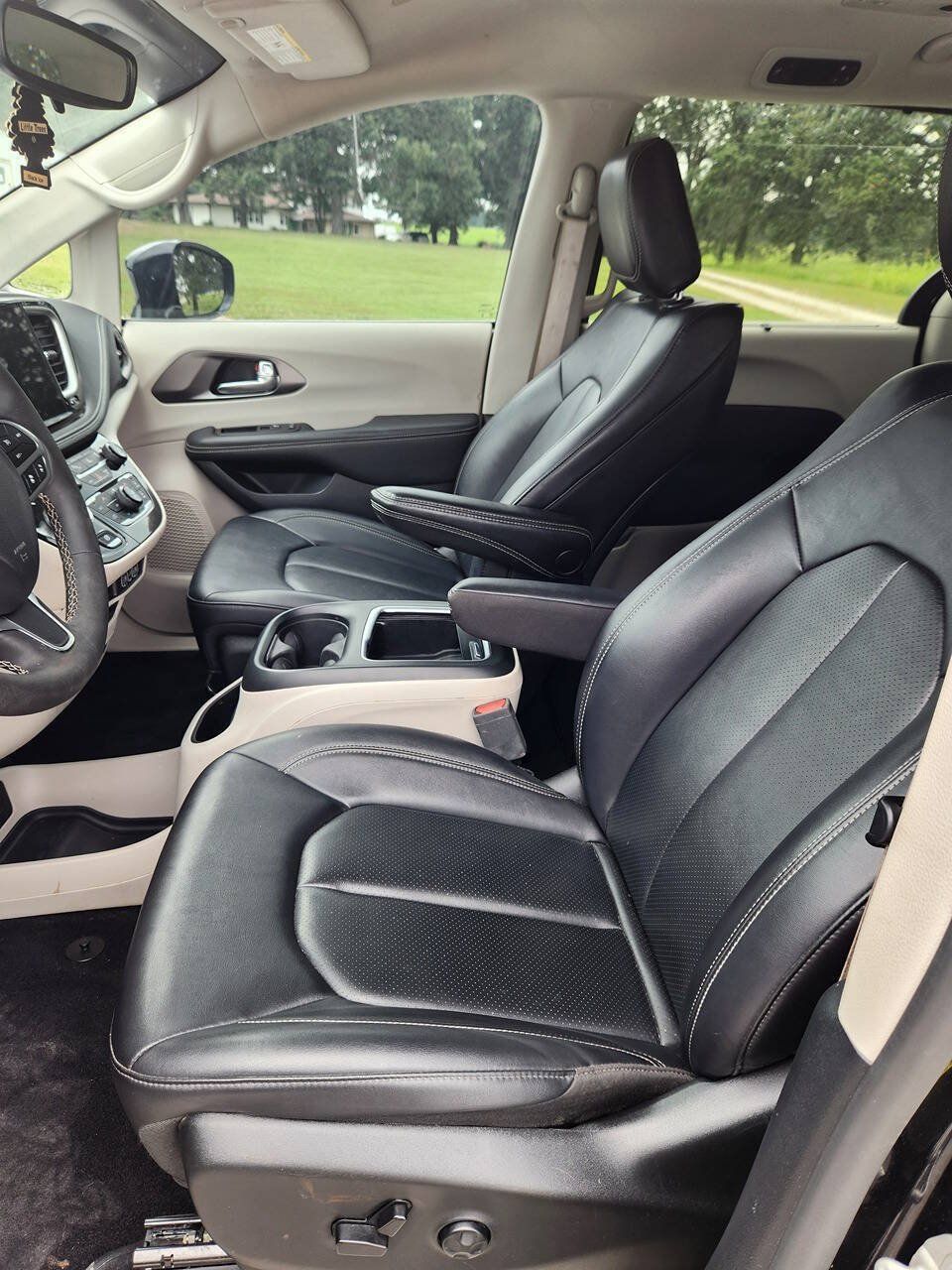 Used 2024 Chrysler Pacifica Touring-L AWD/4WD image 9