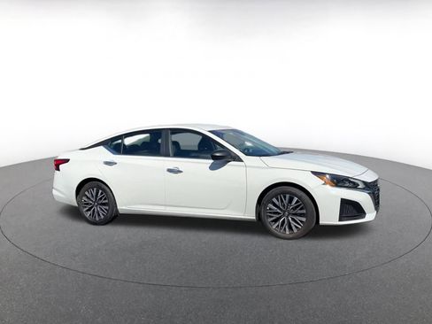 Used 2025 Nissan Altima 2.5 SV image 2