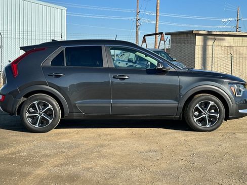 Certified 2024 Kia Niro EX image 3