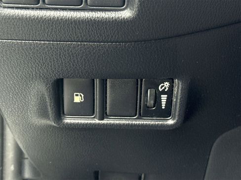 Used 2018 Toyota C-HR XLE image 32