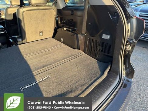 Used 2018 Toyota Highlander XLE w/ Carpet Mat Package (TMS) image 32