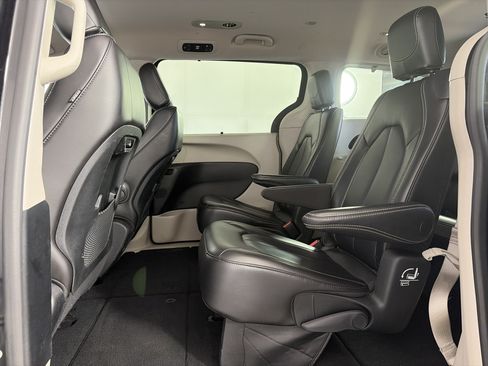 Used 2023 Chrysler Pacifica Touring-L FWD image 7