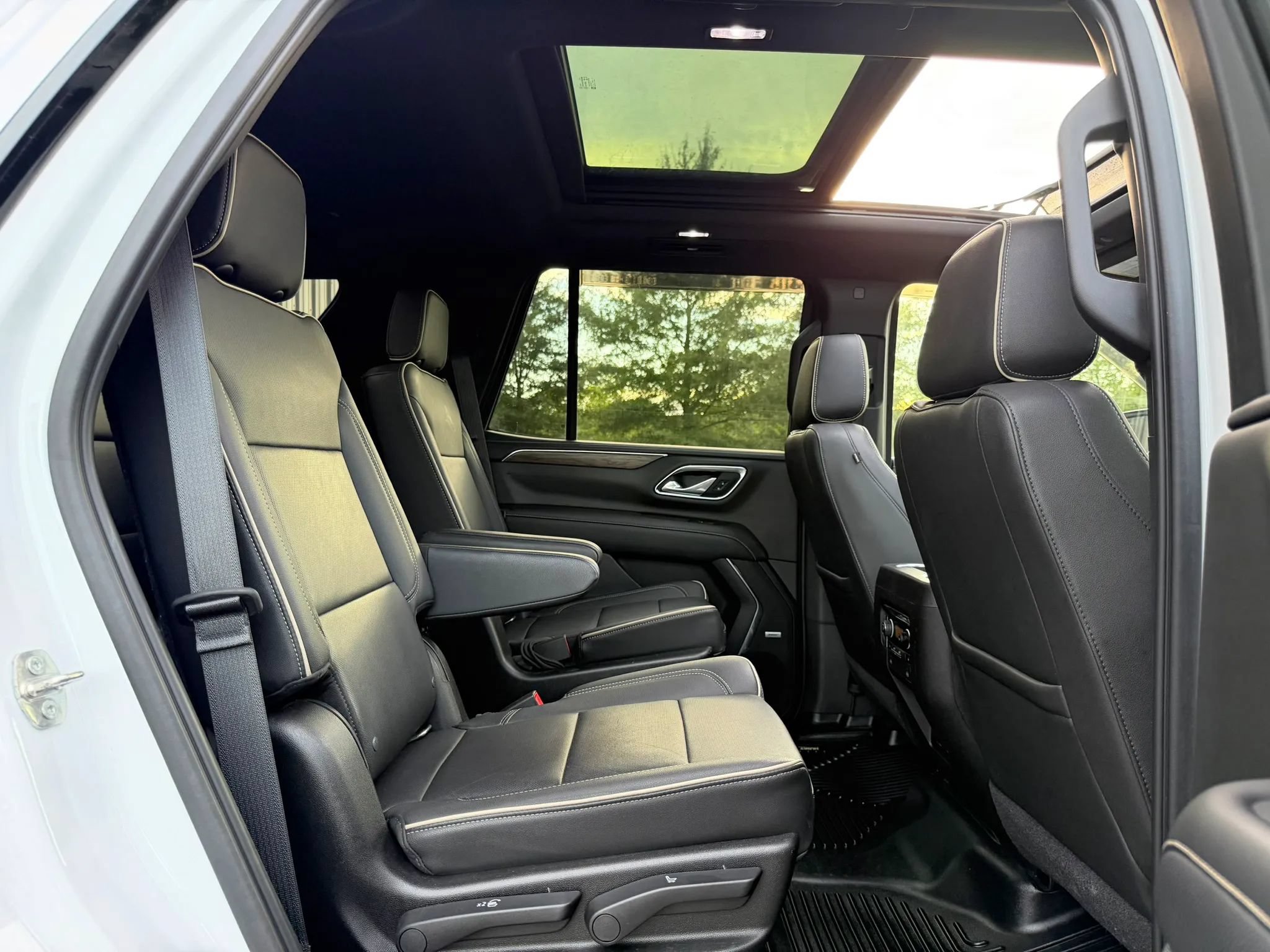 Used 2021 Chevrolet Tahoe Premier w/ Premium Package AWD/4WD image 30