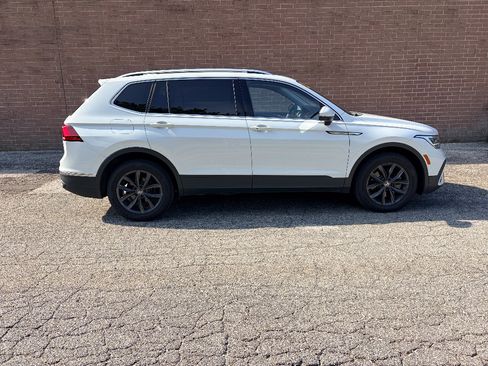 Used 2022 Volkswagen Tiguan SE w/ Panoramic Sunroof Package FWD image 6
